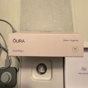 Oura Ring 4 in Elegant Silver